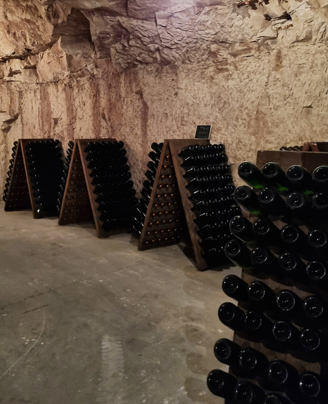 Bouteilles sur pupitre dans une cave