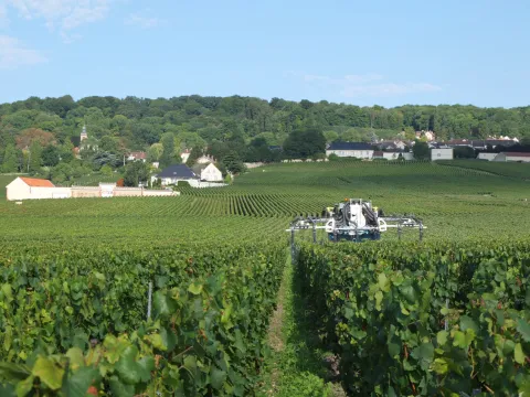 Photo d'un pulvérisateur dans les vignes