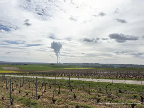 Photo de Mehdy Thiebault Délégué régional AVC du sud Sézannais vignoble et cheminée centrale nucléaire