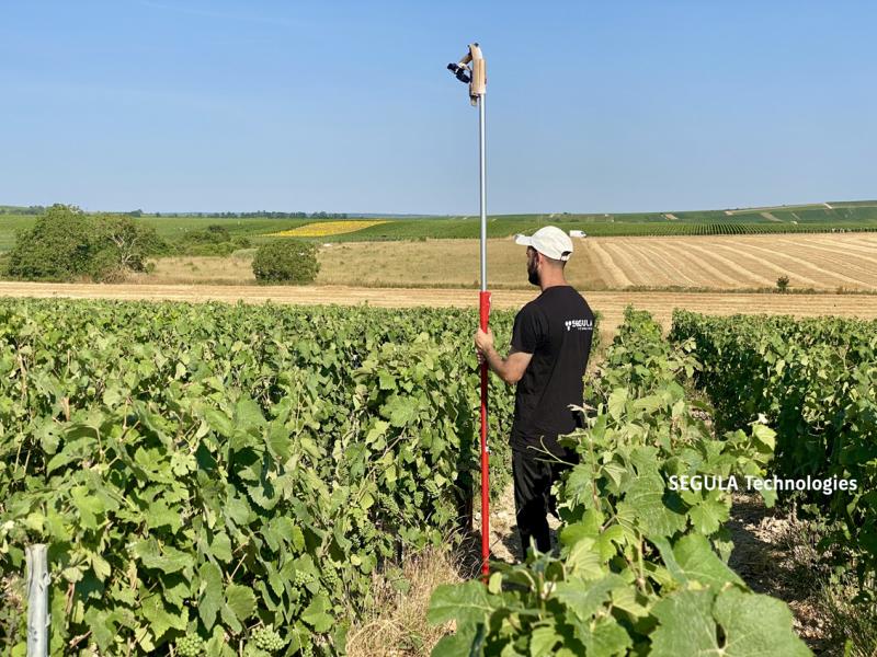 Photo de SEGULA Technologies. Technicien avec un capteur 