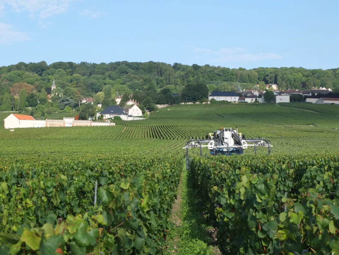 Photo d'un pulvérisateur dans les vignes