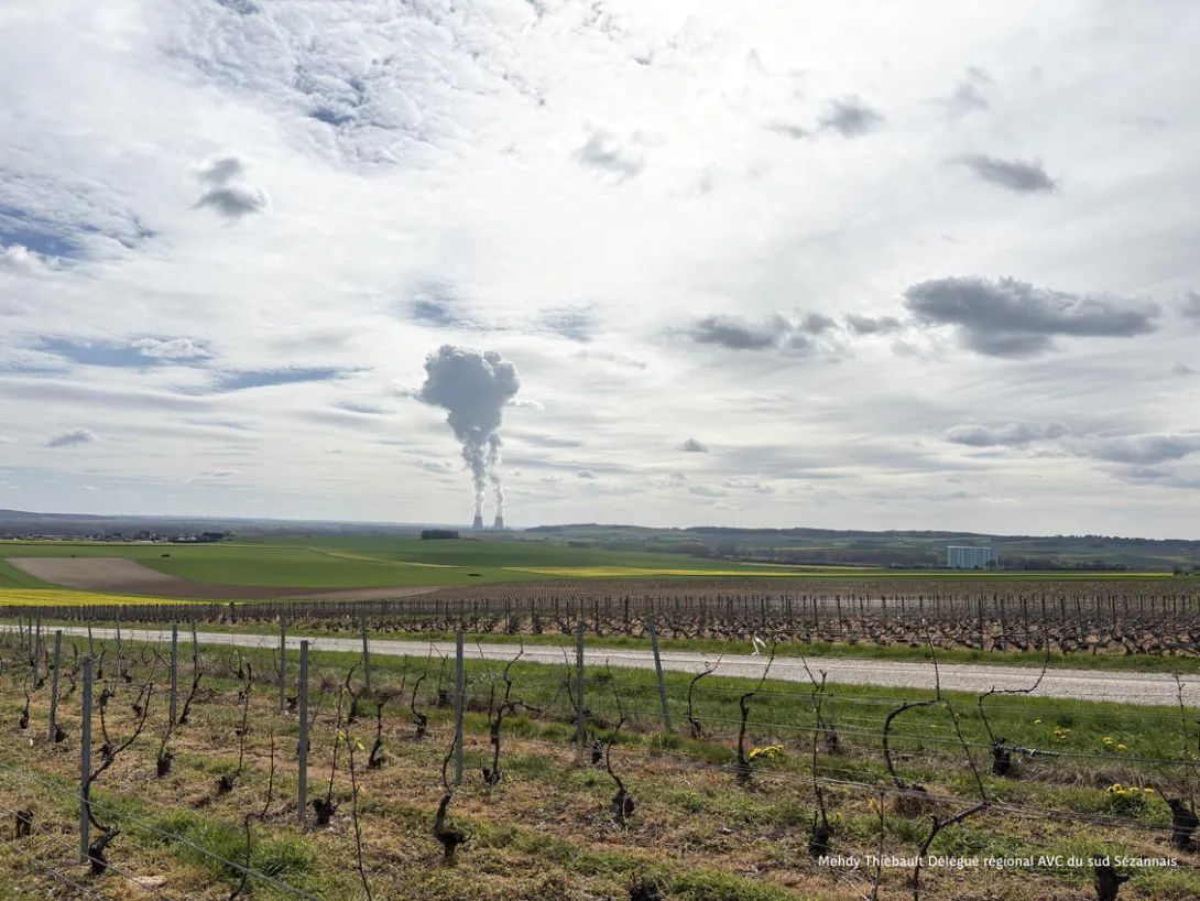 Photo de Mehdy Thiebault Délégué régional AVC du sud Sézannais vignoble et cheminée centrale nucléaire